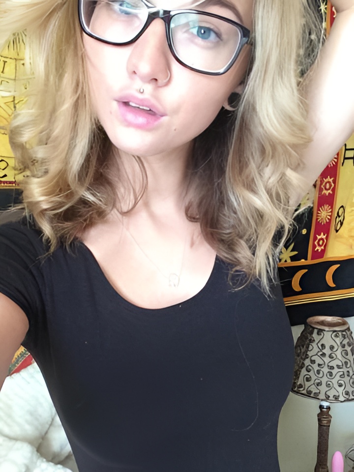 Ася привлекальеная девушка из Кропоткина цена от 2000 руб